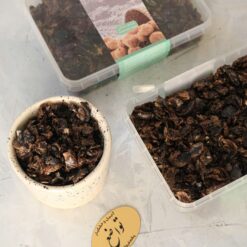 Zerkleinerte getrocknete schwarze Limetten