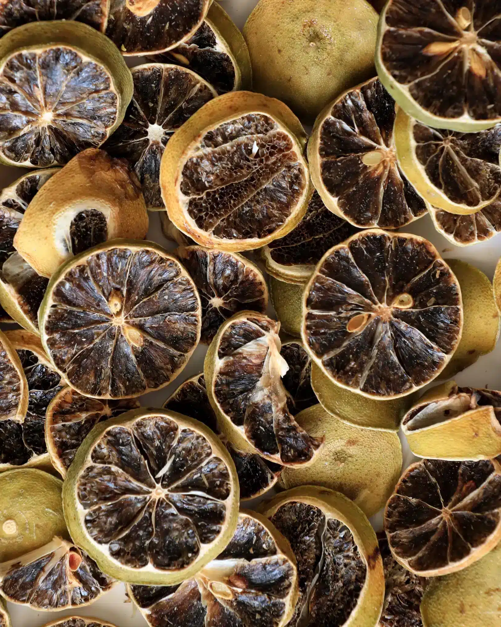 Getrocknete schwarze Limettenscheiben