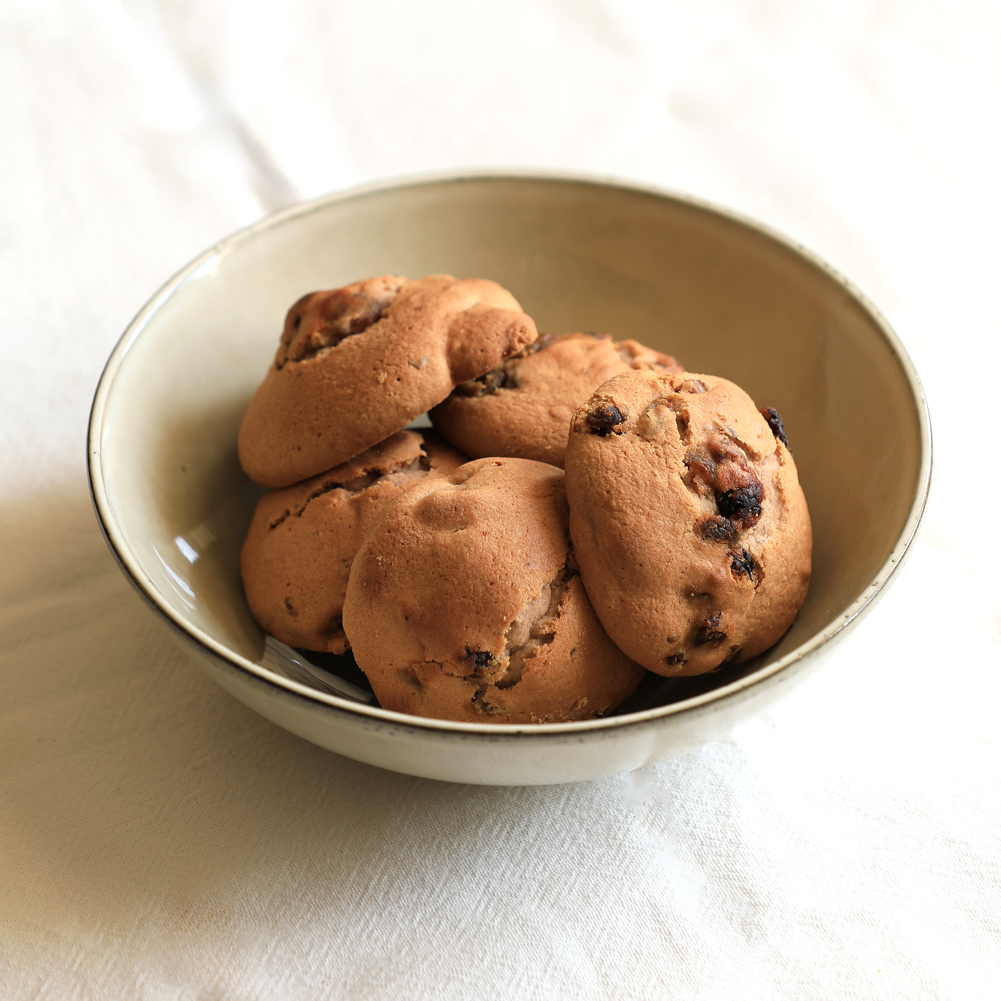 Schokoladenkeks mit Walnüssen und Rosinen – Bild 3